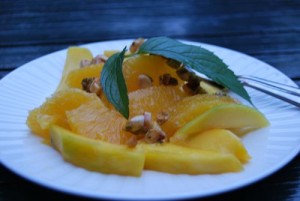 sinaasappel en mango met een honing-amandelstroopje